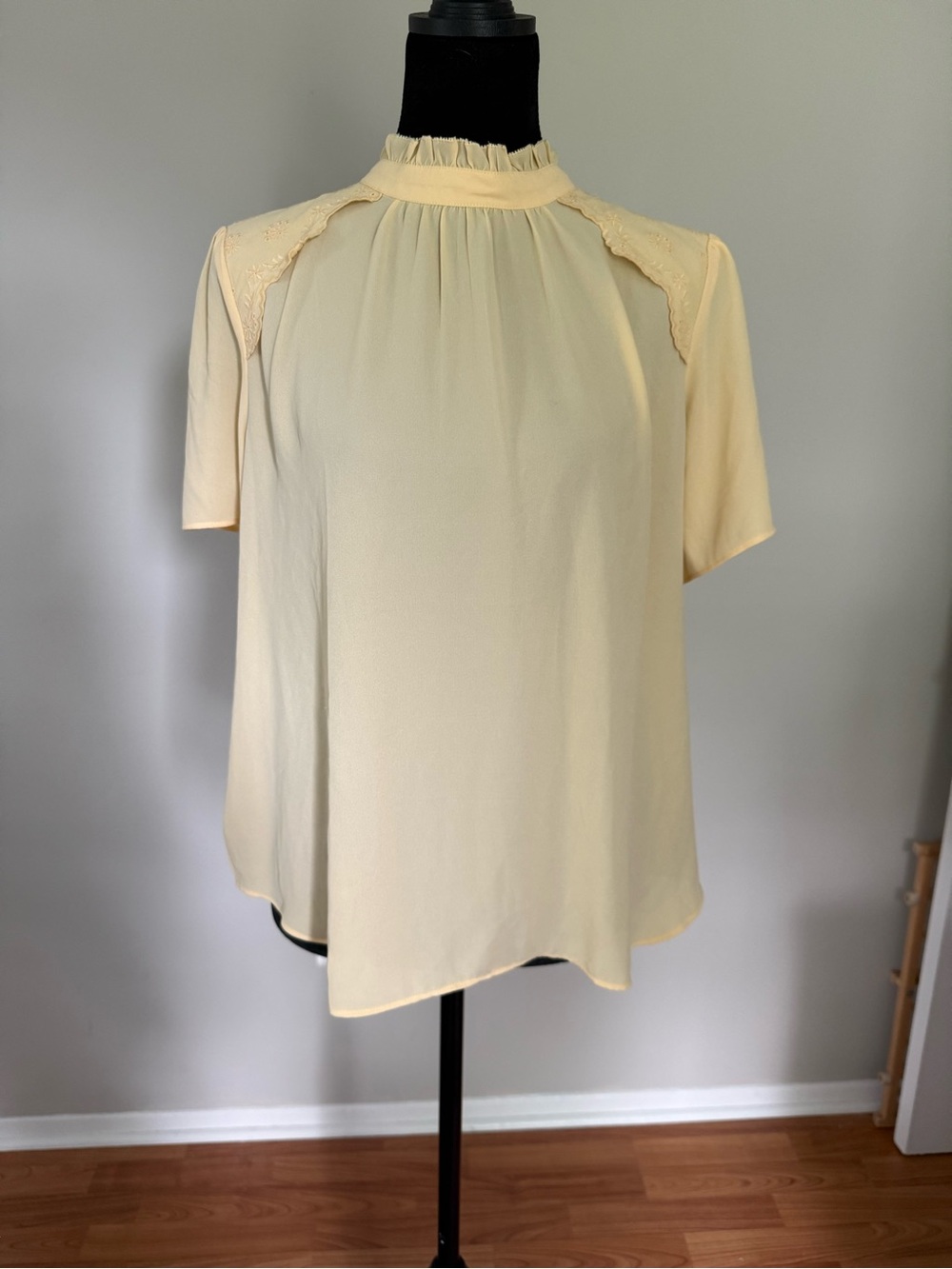 Ann Taylor Pale Yellow Ruffle Mock Neck Short Sleeve Blouse